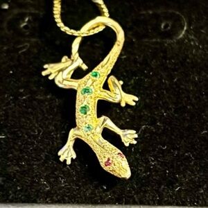 💝14K real Gold and Emerald gecko Pendant with Splayed Toes and Long Tail💝